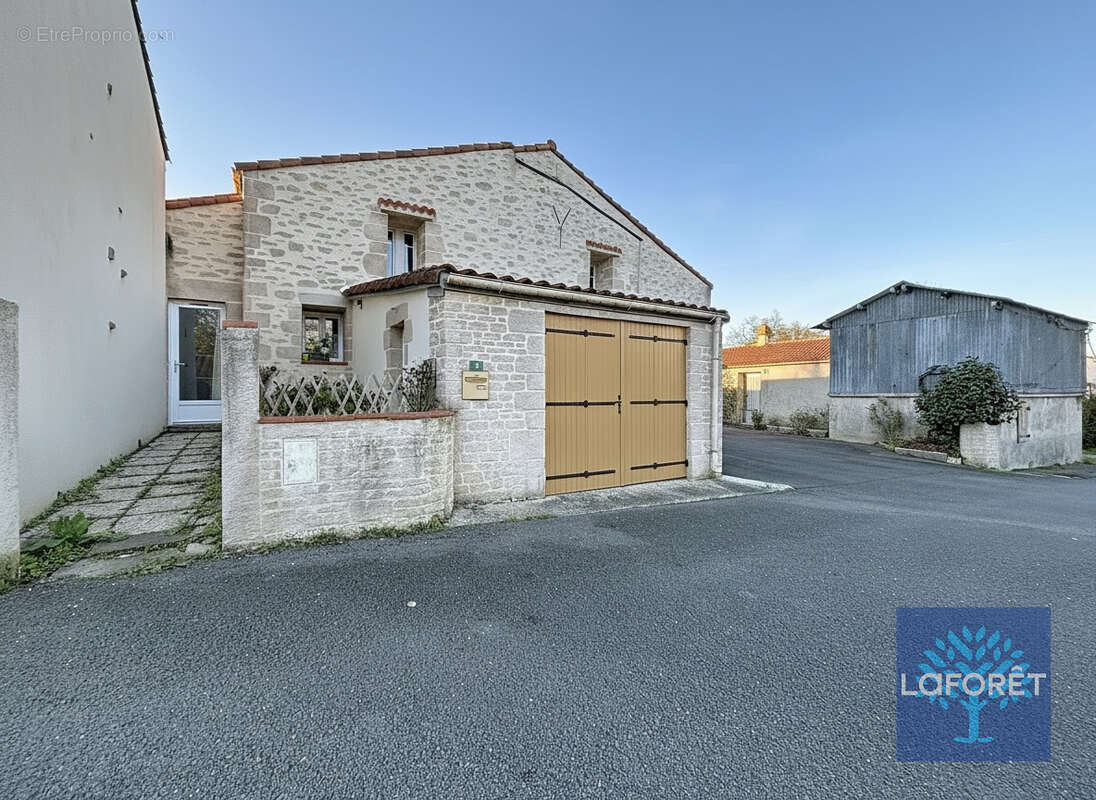 Maison à LA CHAIZE-LE-VICOMTE