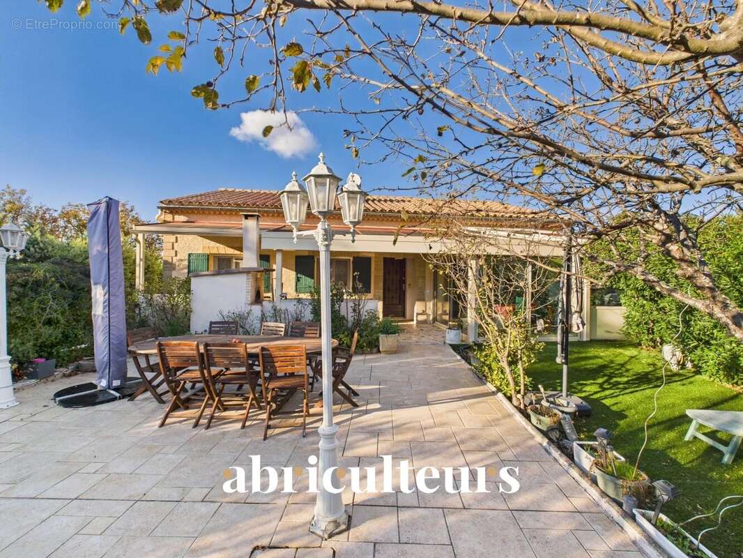 Maison à LA ROQUE-D&#039;ANTHERON