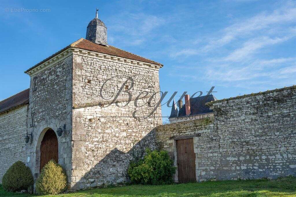 Maison à FAYE-LA-VINEUSE