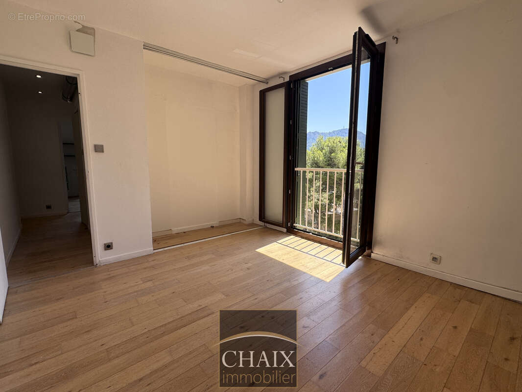 EXCLUSIF : Rare dans ce budget, appartement T3/4 plein centre de CASSIS au calme avec stationnement - photo 9