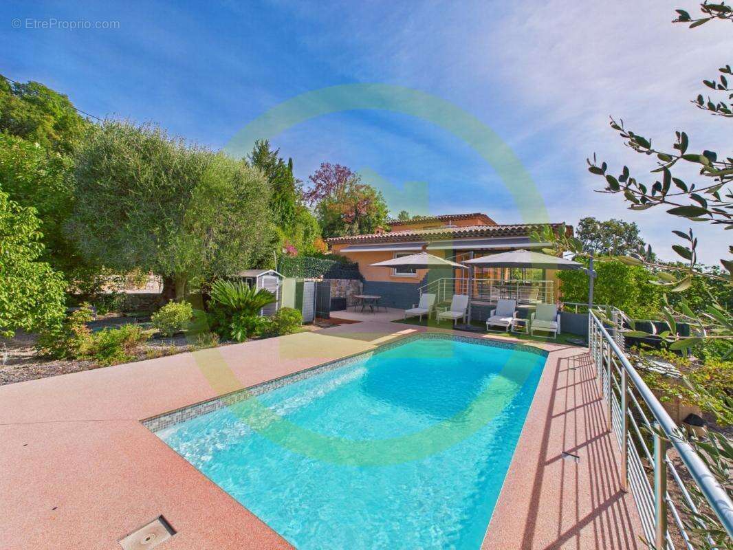 Maison à CHATEAUNEUF-GRASSE