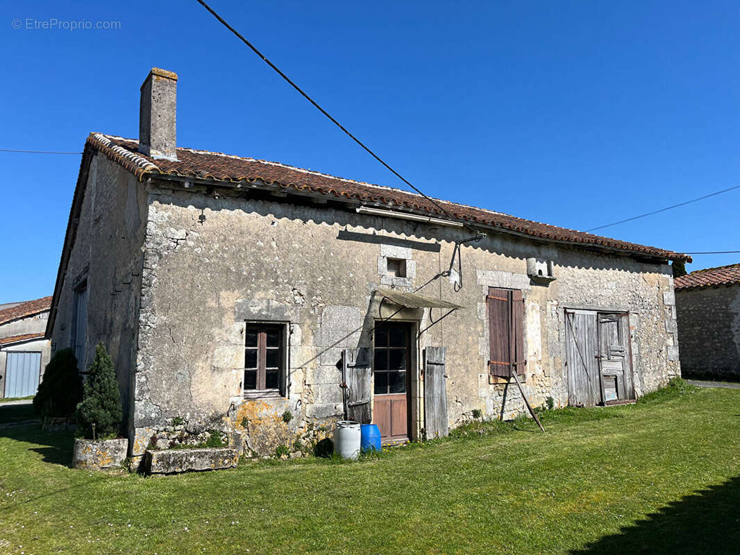 Maison à MONTMOREAU-SAINT-CYBARD
