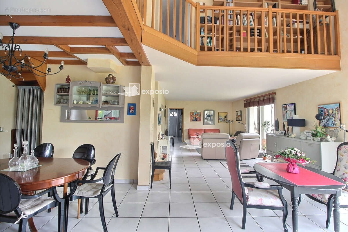 Maison de 224m² à Coulonges sur l'Autize. - photo 2