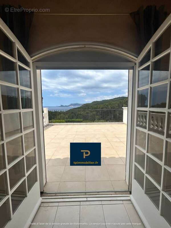 Maison à SAINT-CYR-SUR-MER