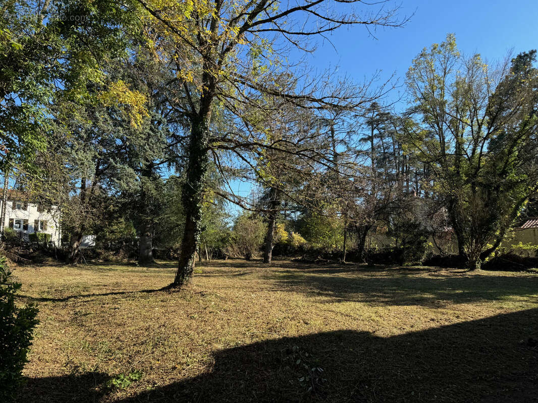 Terrain à CHARBONNIERES-LES-BAINS
