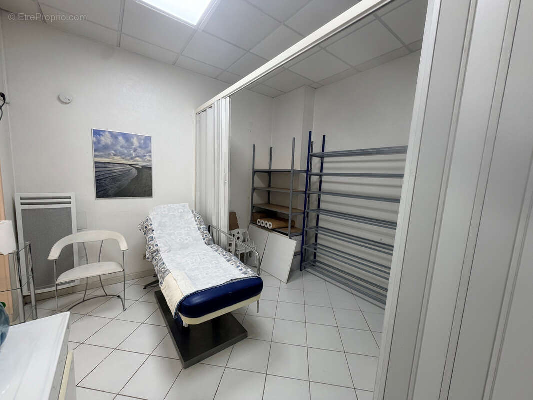 Montpellier Aiguelongue, local commercial avec vitrine et parking - photo 8