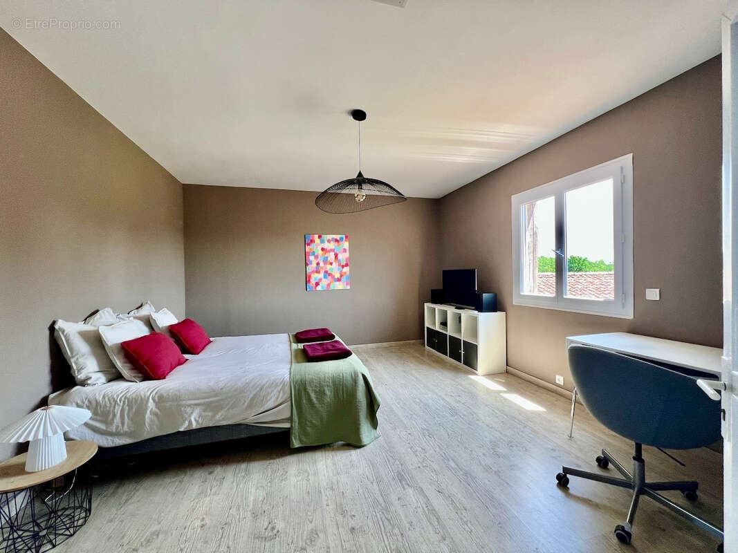 Au Lédat, dans un environnement campagne à seulement quelques minutes des commodités, découvrez cet ensemble immobilier composé  - photo 14