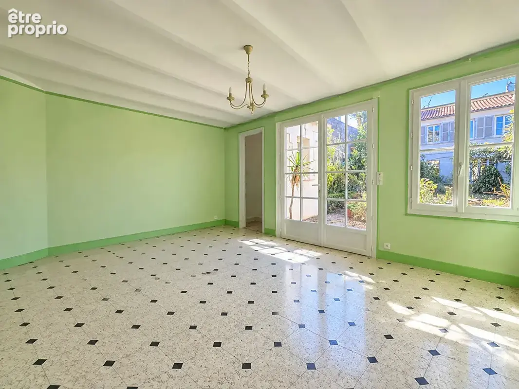 Exclusivité dans l'Hyper centre Rochefort : Maison de caractère 170m²  Jardin, Garage et dépendance aménagée - photo 13