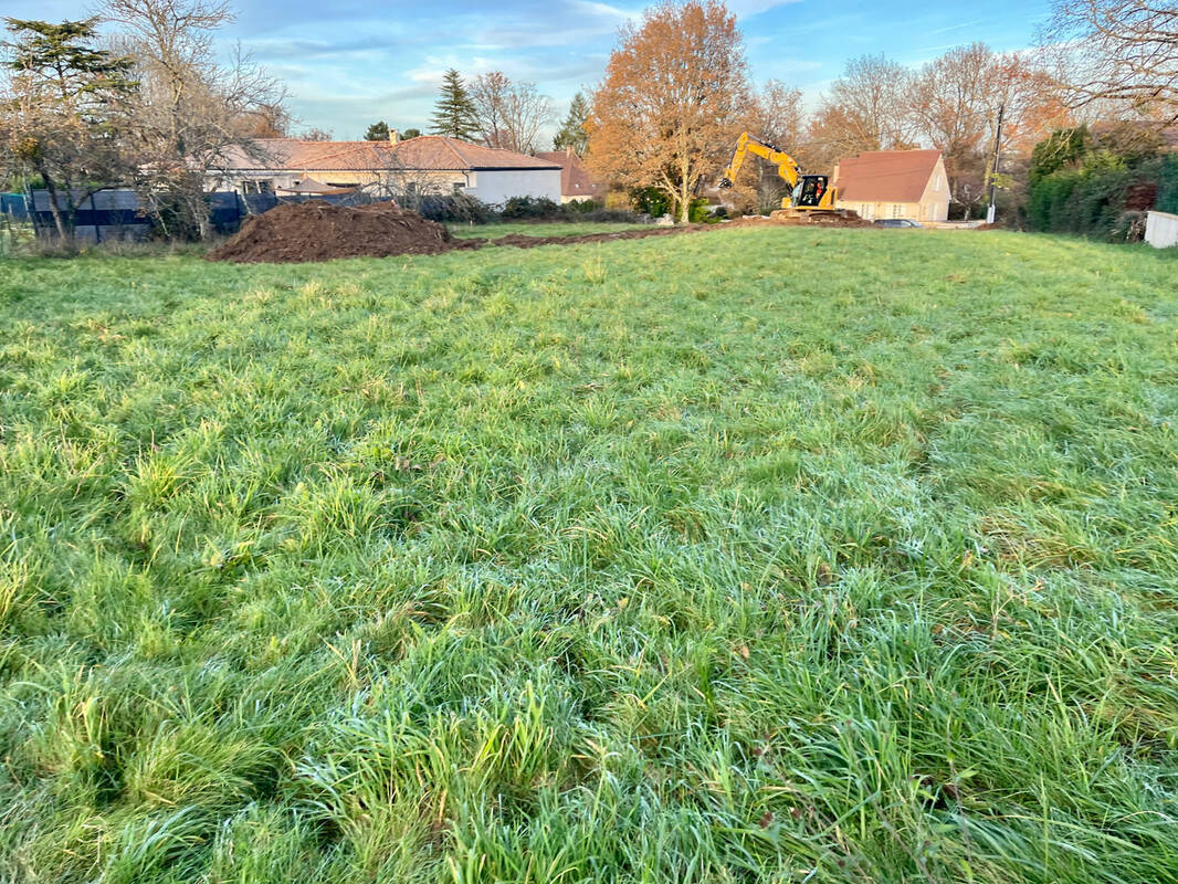 Terrain à COULOUNIEIX-CHAMIERS