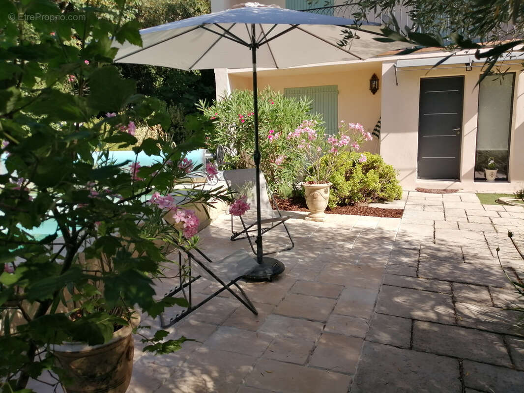NIMES TOUR MAGNE Splendide maison 7 pièces de 205 m2 avec piscine et garage, sur 1500 m2 de terrain - photo 5