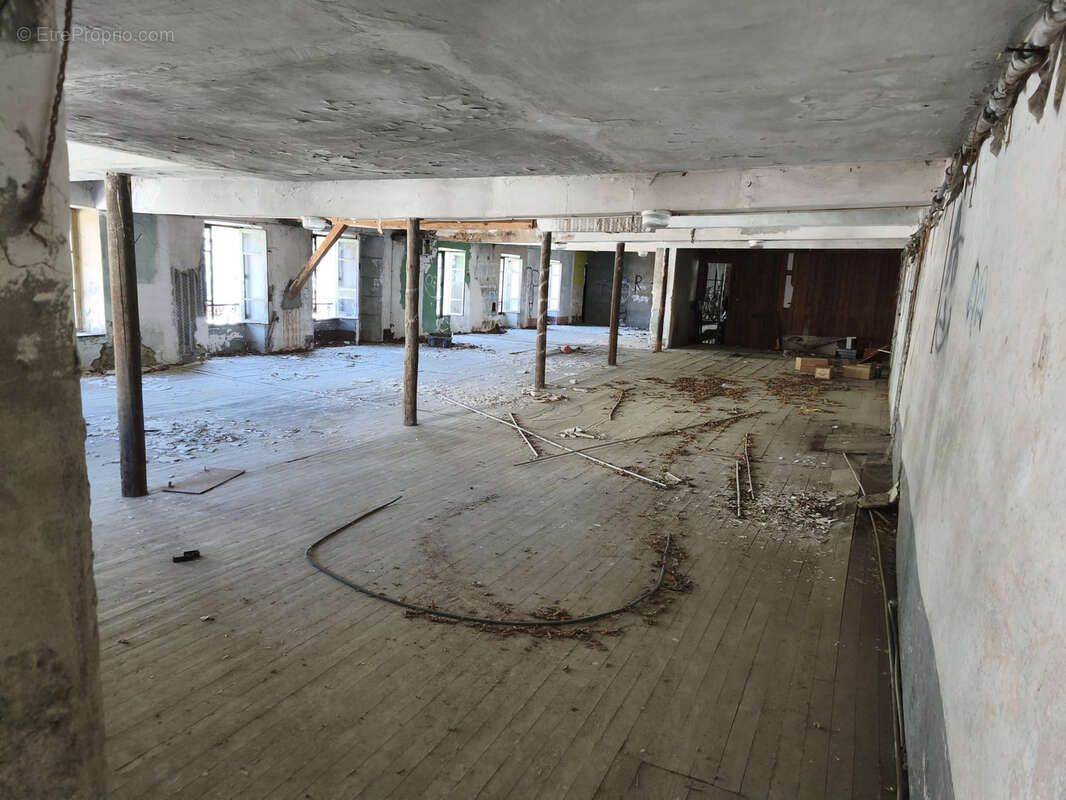 Ensemble immobilier 6 000 m2 à réhabiliter   Cœur de bourg, sortie A51 - photo 4