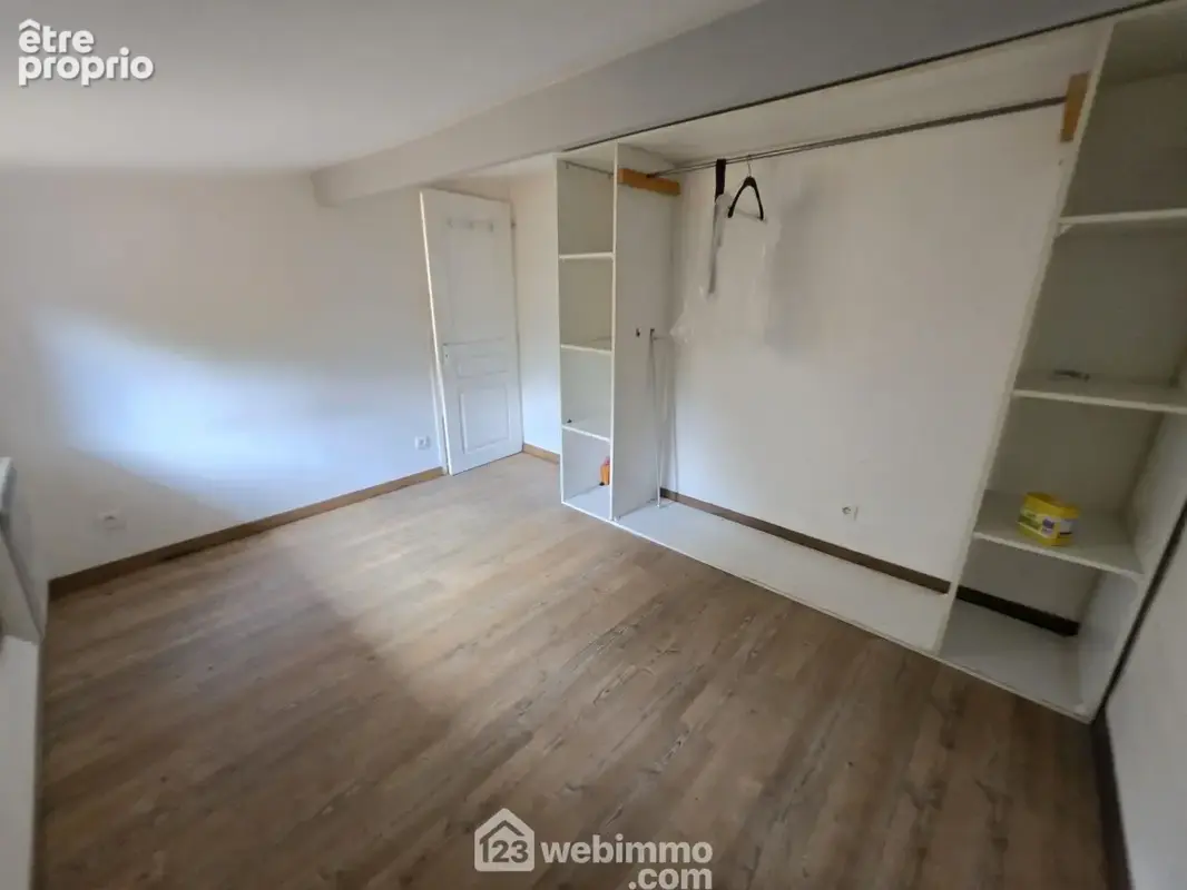 Une chambre de plus de 10 m² avec placard