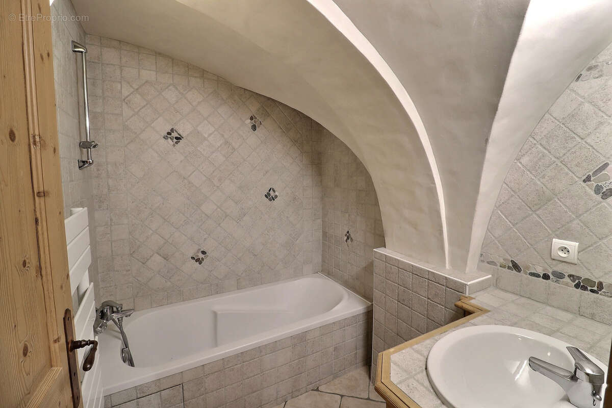 Appartement atypique avec fort potentiel - photo 5