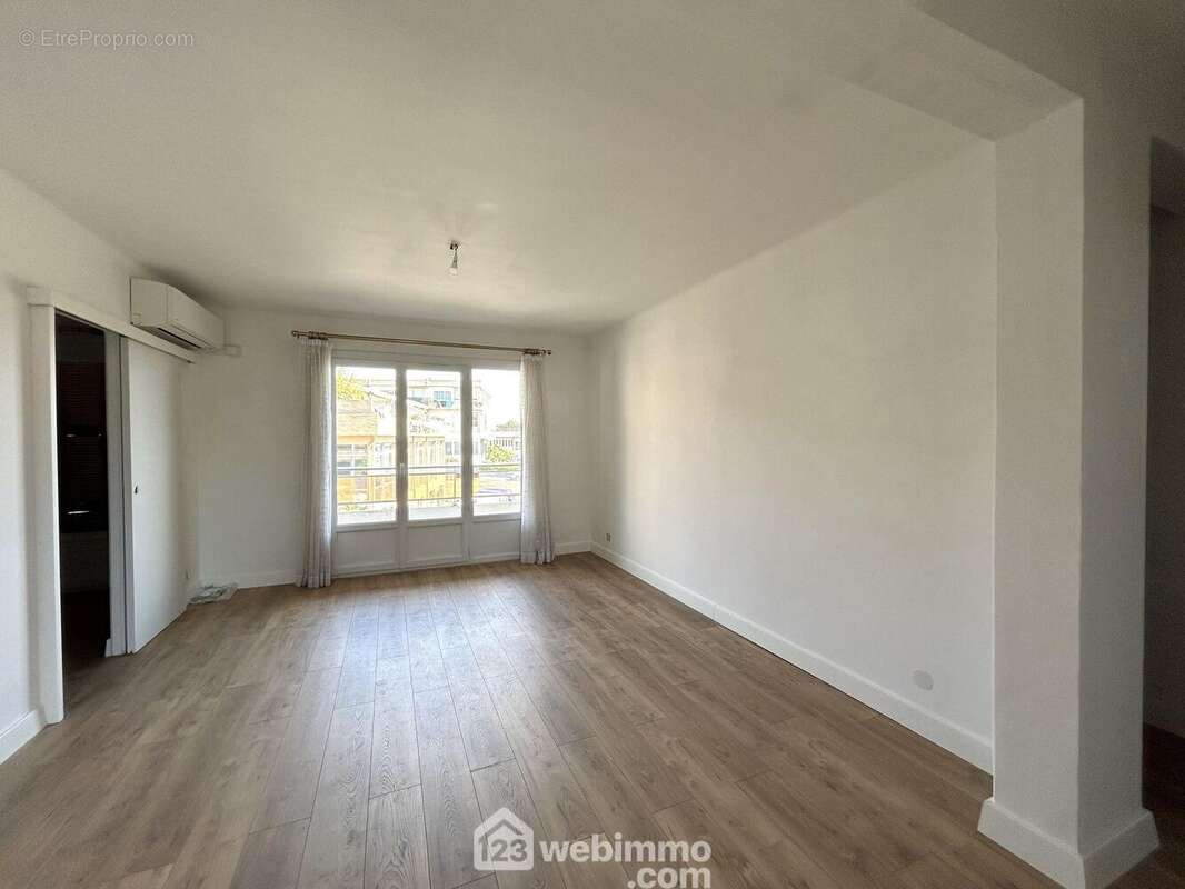Séjour avec parquet et climatisation - Appartement à BIGUGLIA