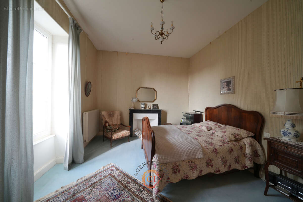 Maison à SAINT-MYON