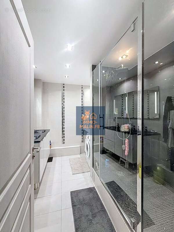 Salle de douche - Appartement à CRETEIL