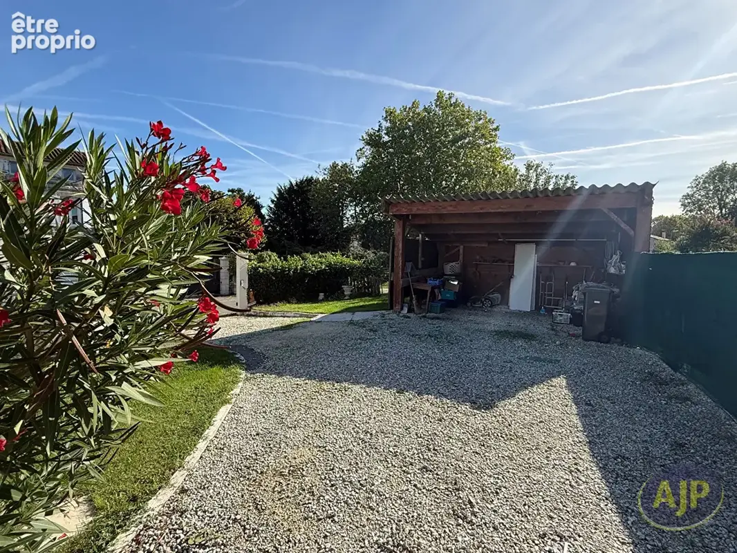 Saint-georges-des-coteaux  maison de plain-pied avec piscine - photo 9