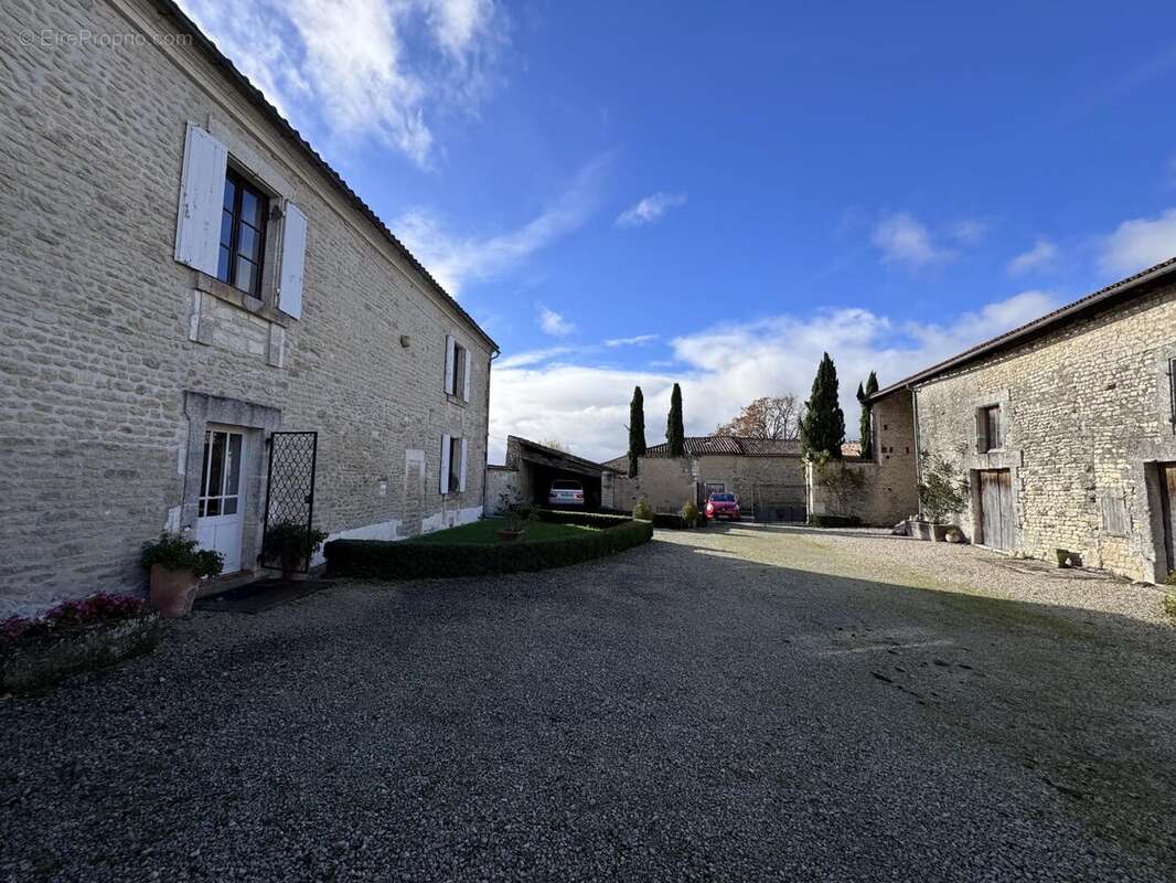 Maison à GENAC