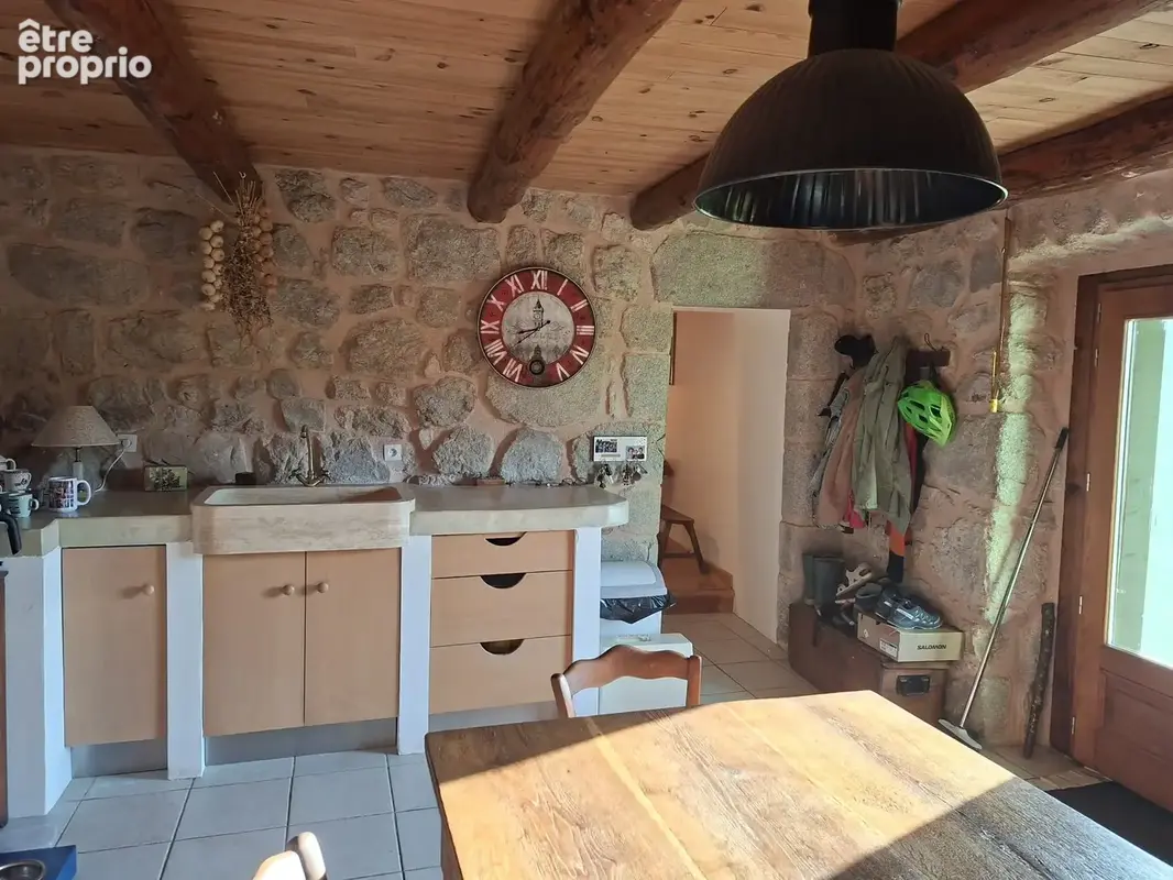 Maison en pierres avec gîte sur 2500 m2 de terrain - photo 14