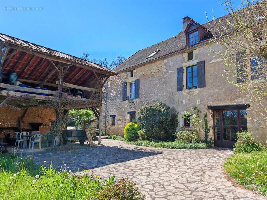 Cour - Maison à CUBJAC