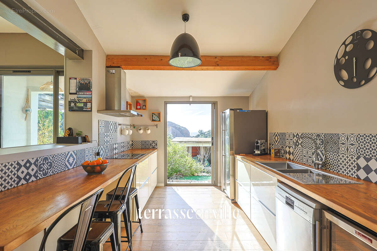 La ciotat - figuerolles - maison familiale - t6 - 204 m2 + t2 40 m2 - piscine - parcelle 1041m2 - vue mer - 1 - photo 11
