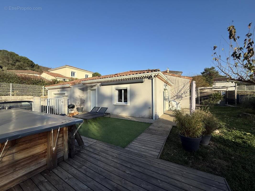 Maison à SAINT-LAURENT-DU-PAPE