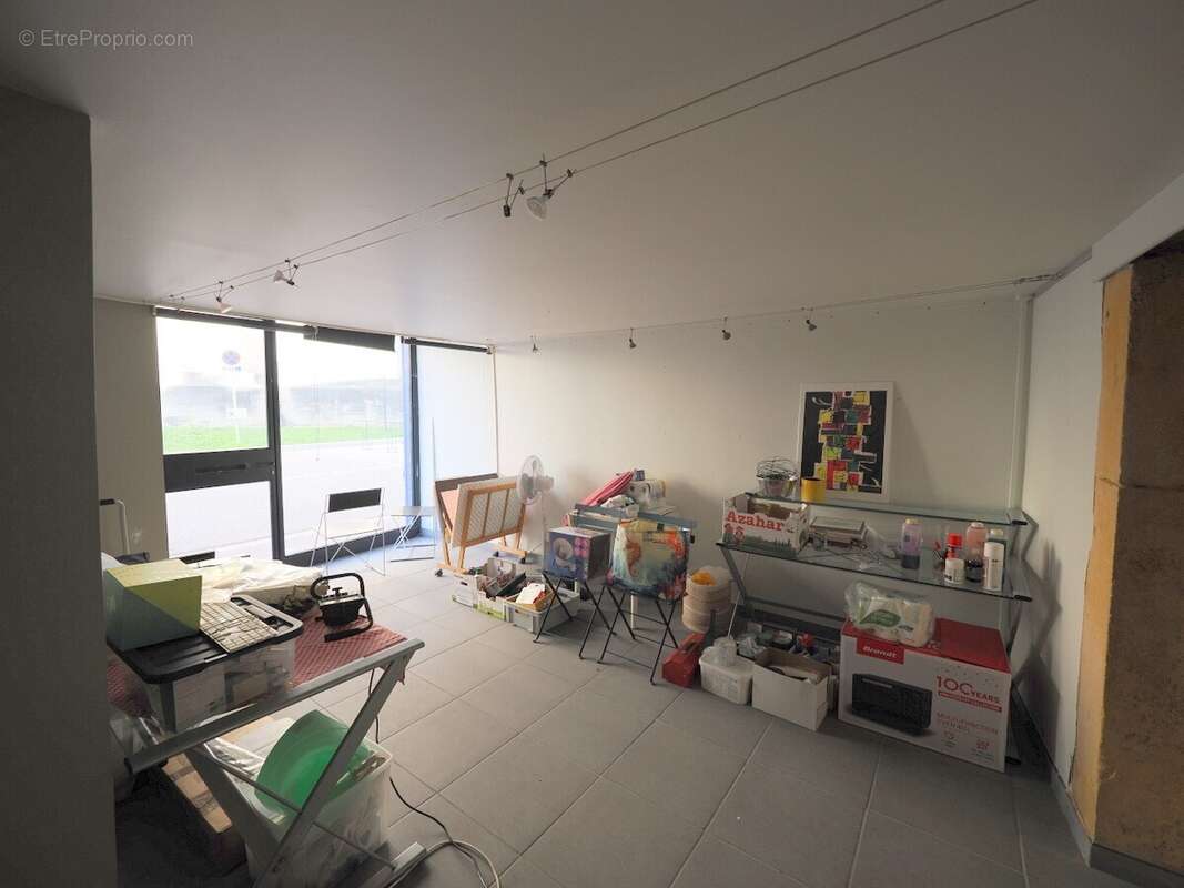 2è local commercial communiquant avec le premier - Maison à MACON