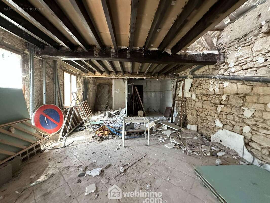 Dotée d?une belle hauteur sous charpente et d?un charme authentique - Maison à CHERET