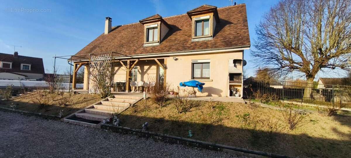 Maison à MAIZIERES-LA-GRANDE-PAROISSE