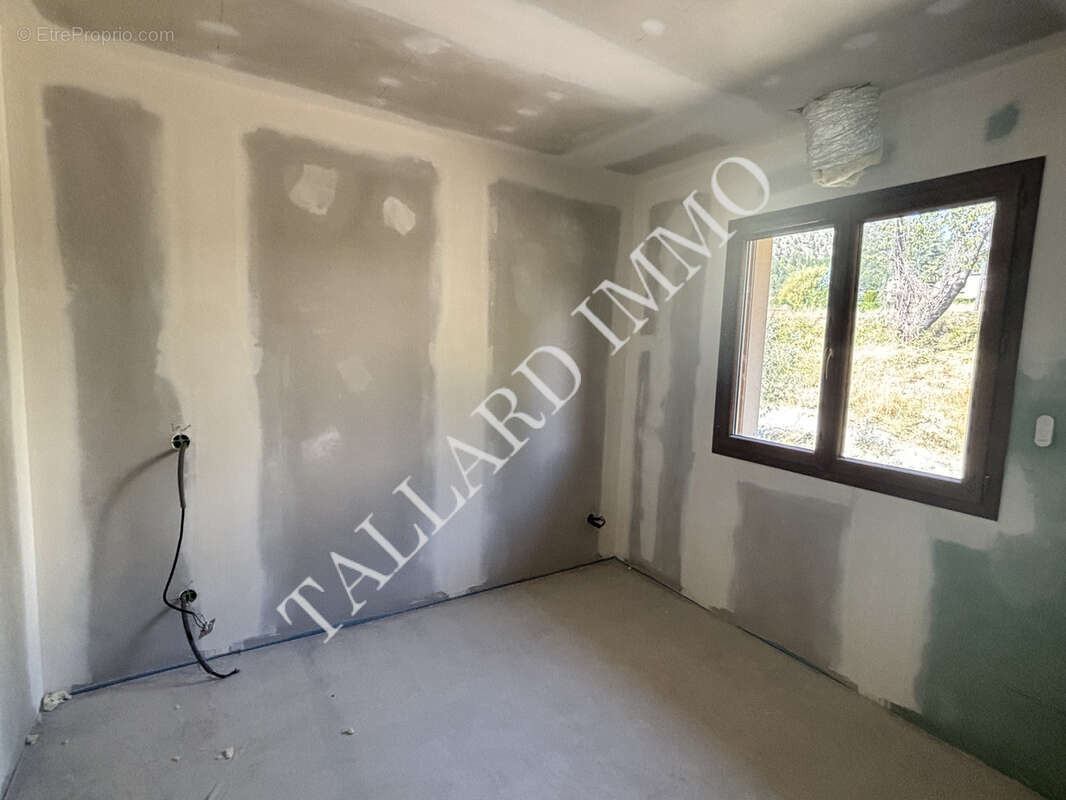 Espinasses, Maison de plain pied hors d'eau hors d'air sur terrain 1839 m2 - photo 13