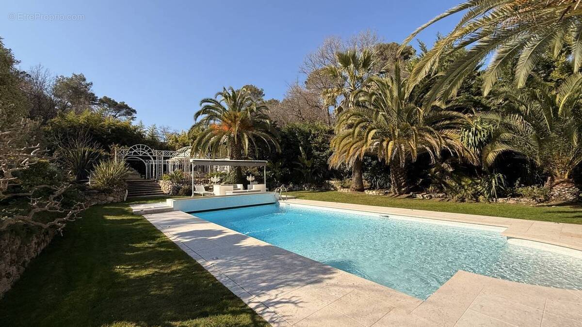 Maison à ROQUEFORT-LES-PINS