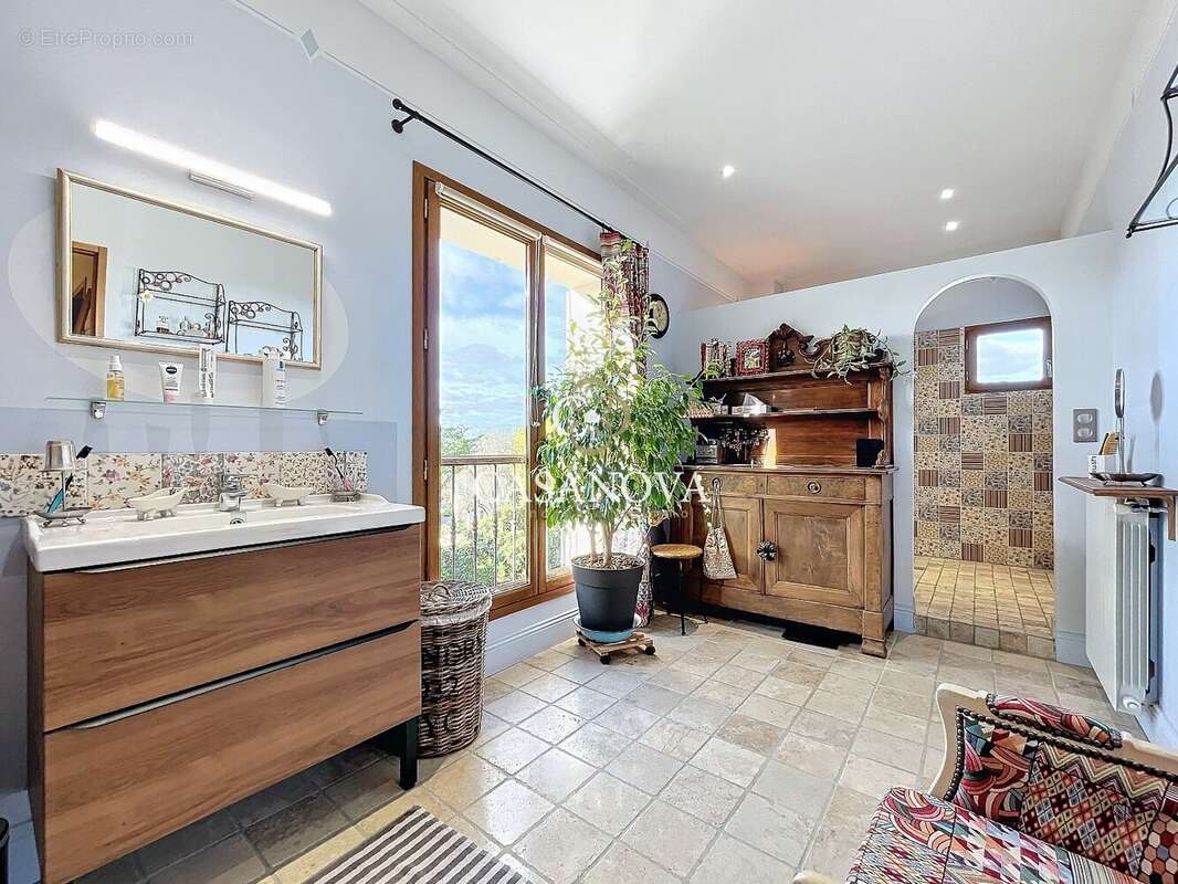 Maison de 230 m² sur joli jardin de 1700m² - photo 10