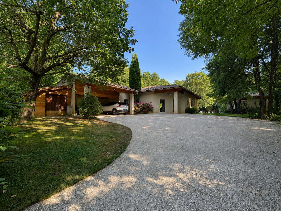 Maison à MONTELIER