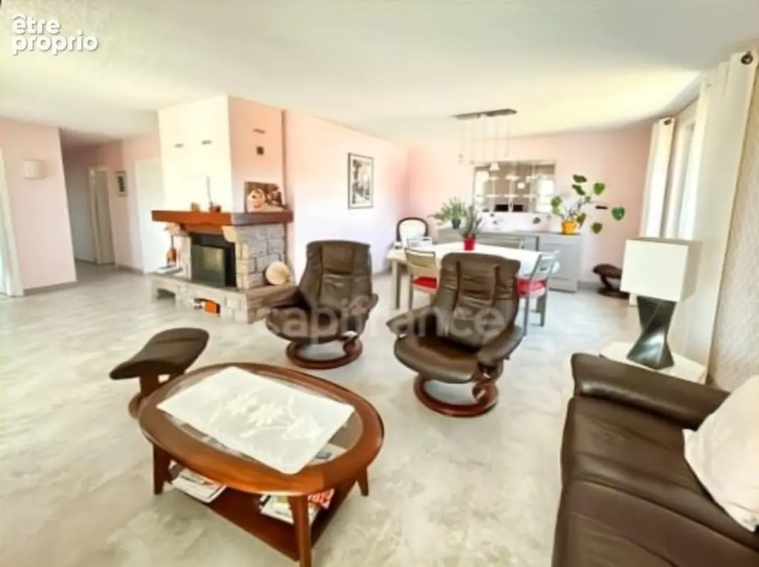 VEAUCHE – Belle maison familiale de 130 m² sur 1050 m² de terrain clos et arboré - photo 4