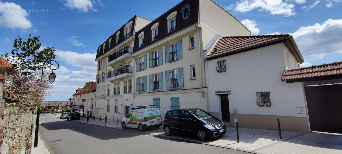Appartement à LES CLAYES-SOUS-BOIS