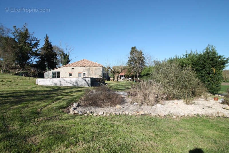 Maison à vendre 4 pièces 120 m² proche de MARMANDE (47)- Dépendances- Terrain 11 000m² - photo 2