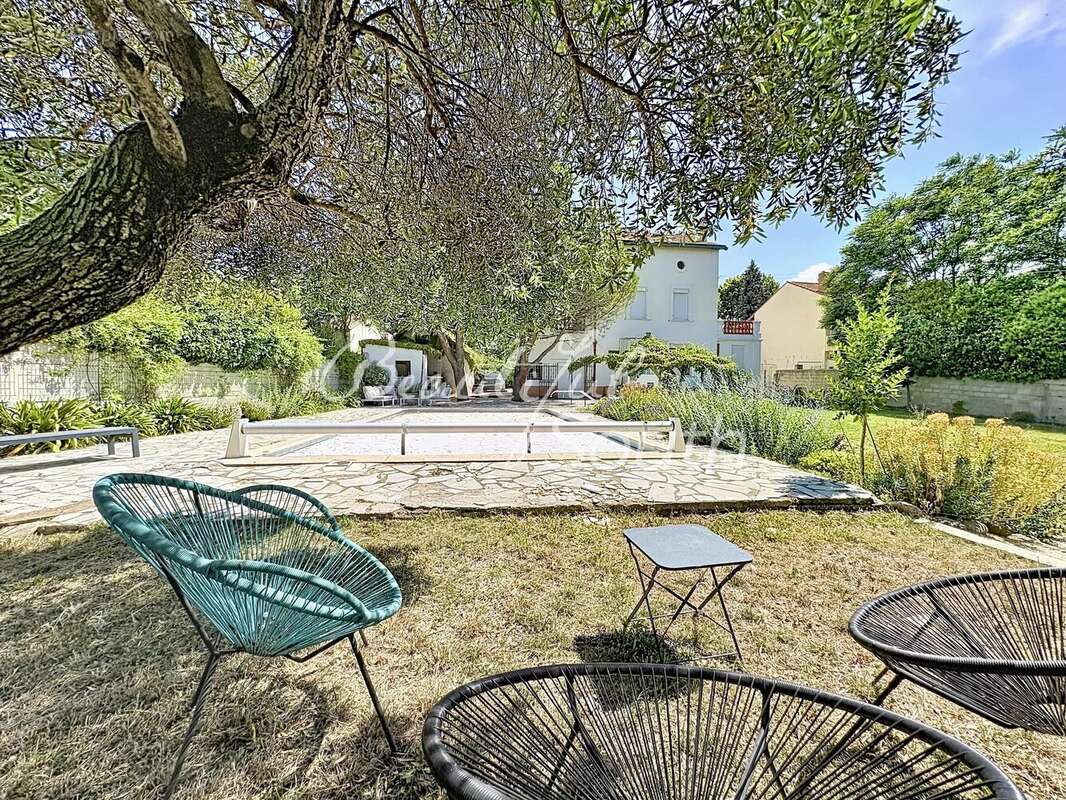 Élégante maison de maître des années 1930 avec jardin paysager et piscine - PRADES - photo 10