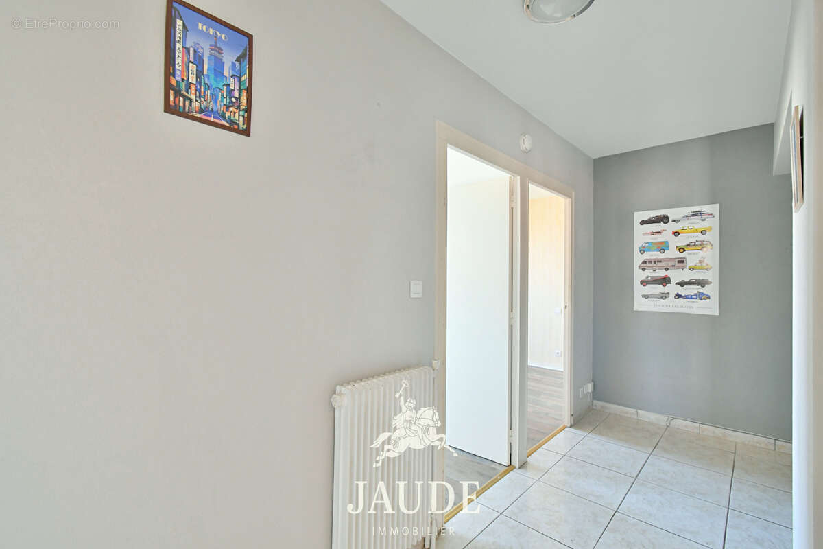 Appartement T3 de 62 m2 en DERNIER ÉTAGE avec balcon, parking et 2 caves   Quartier République / Stade Marcel- - photo 4
