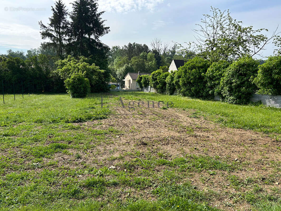 Terrain à SAINT-LEU-D'ESSERENT
