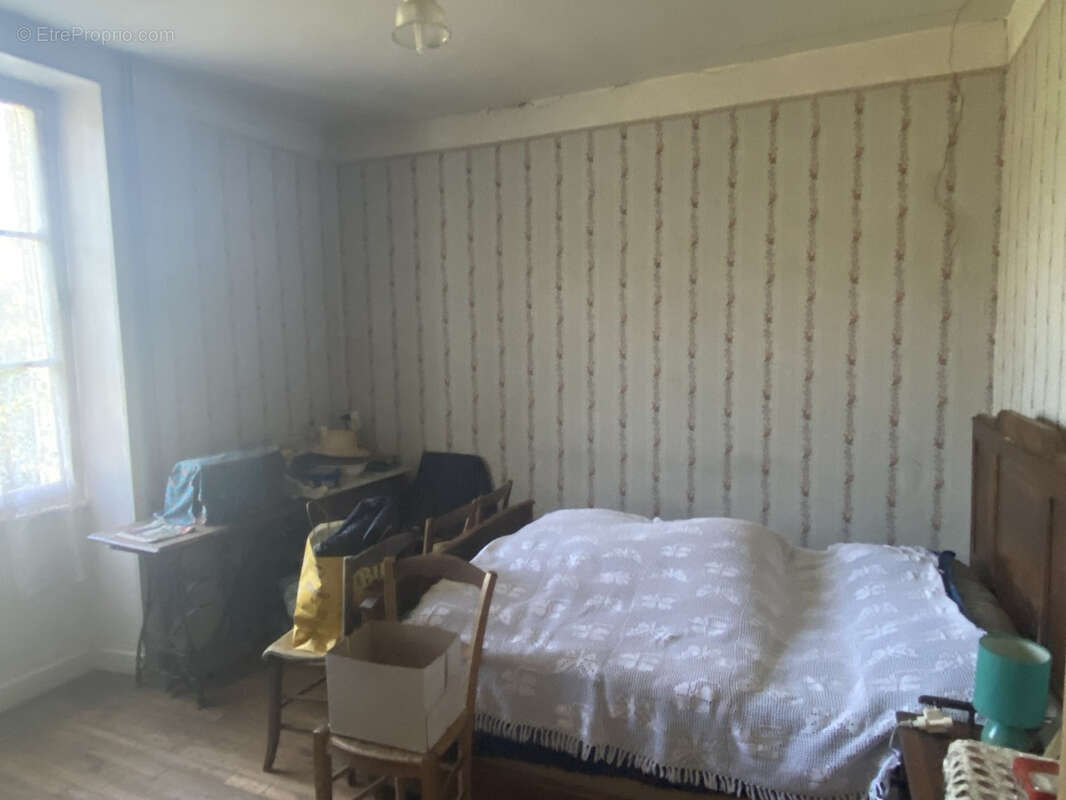 Maison à SAINT-CYR-LES-CHAMPAGNES