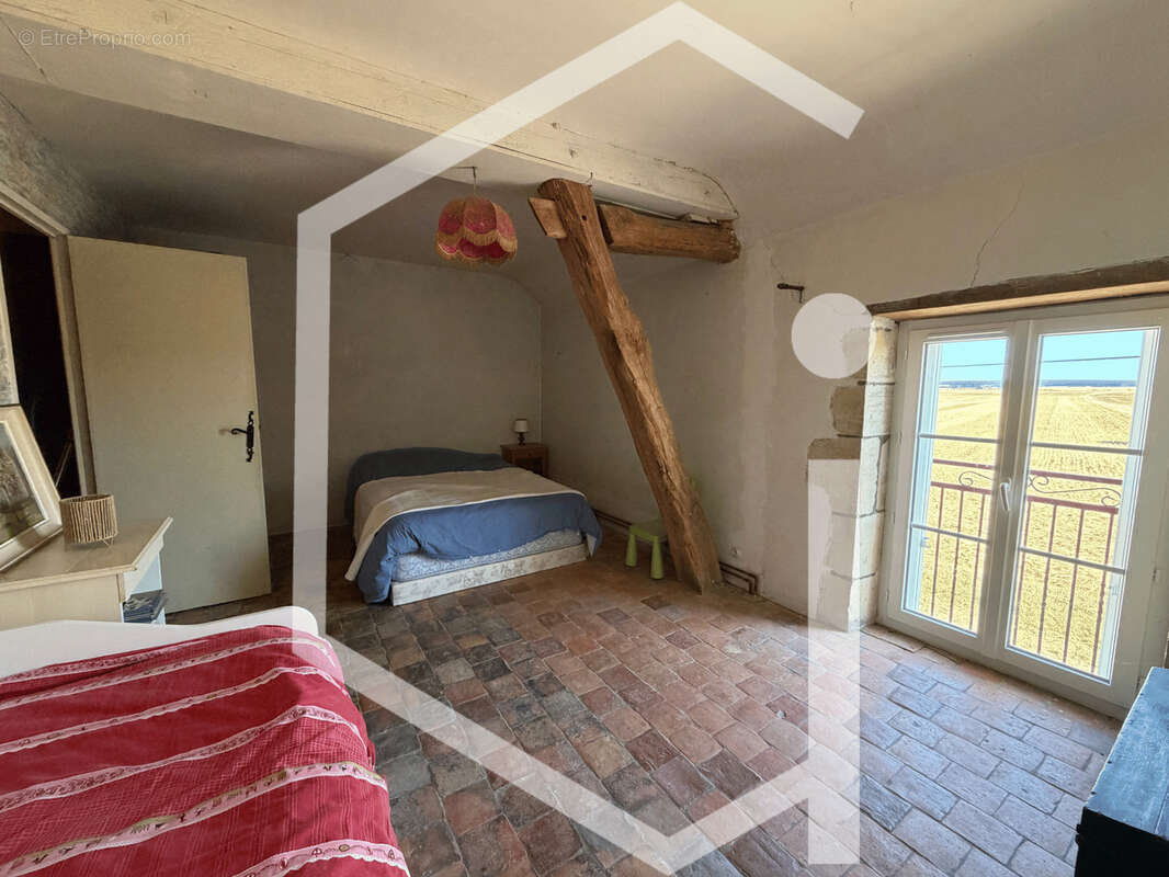 Maison de charme avec dépendances et terrain clos - photo 9