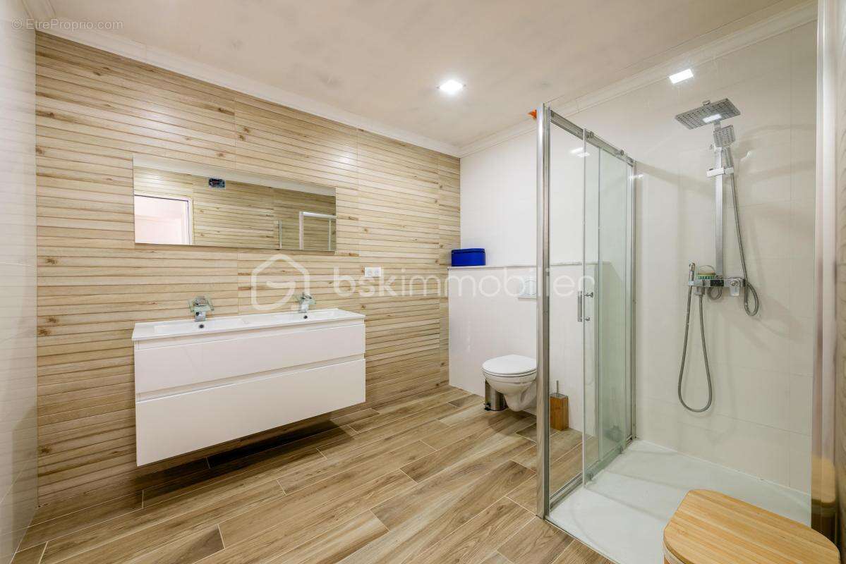 Magnifique maison de maître du 19 ème siècle, entièrement rénovée avec son incroyable caveau et ses multiples dépendances ! - photo 10
