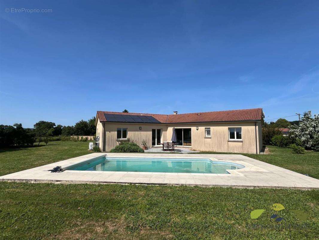 Maison à SAINT-LEONARD-DE-NOBLAT