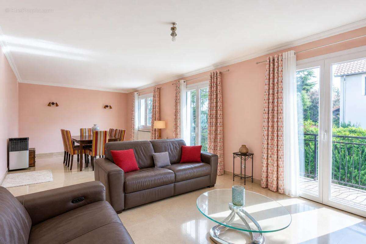 Maison de 7 pièces de 275 m² à Mions - photo 3
