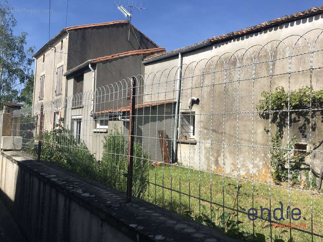 Maison proche d'airvault a renover dans un village au calme - photo 6