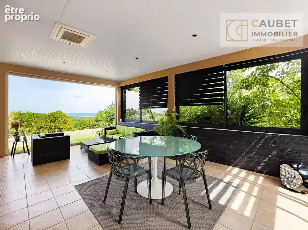 Maison familiale de 220,26 m² avec piscine et vue dégagée. - photo 3