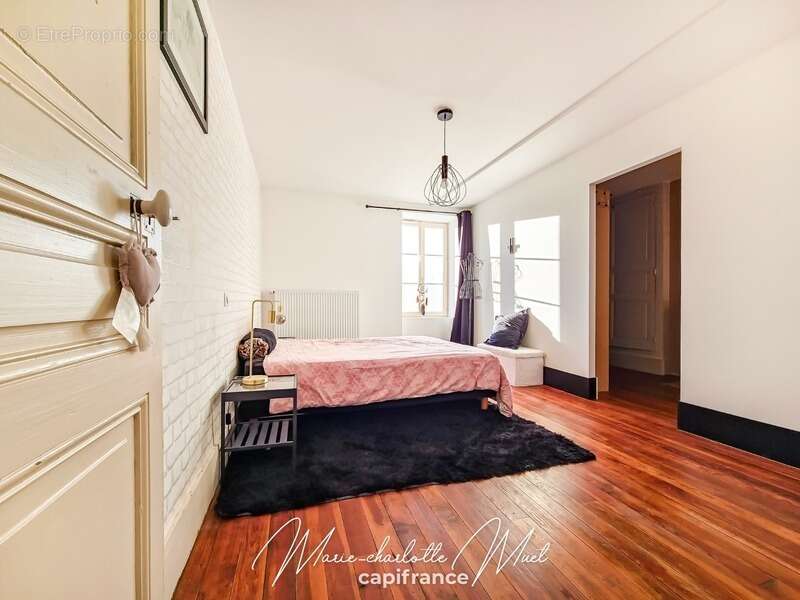 Maison à BAGE-LE-CHATEL