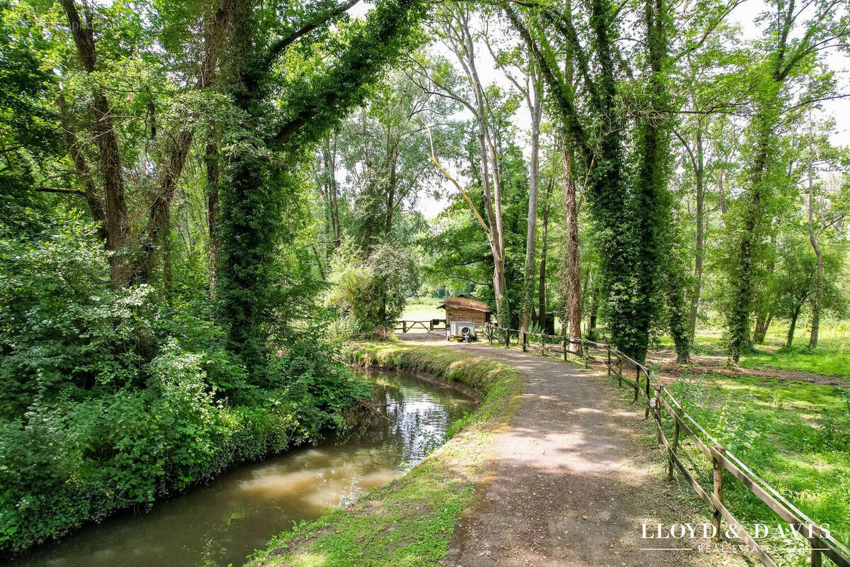 Maison 310 m² à Saint-Maurice-Montcouronne  - photo 8