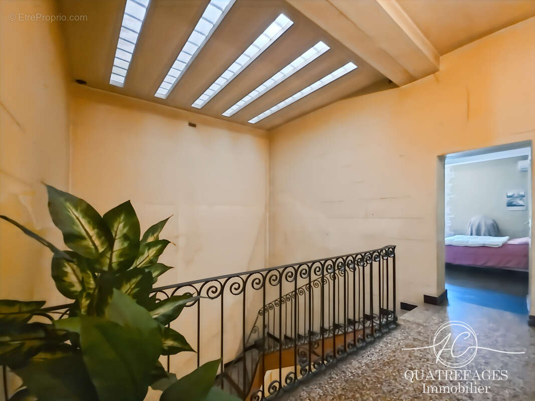 Maison de ville aux beaux volumes proche Théatre. - photo 9