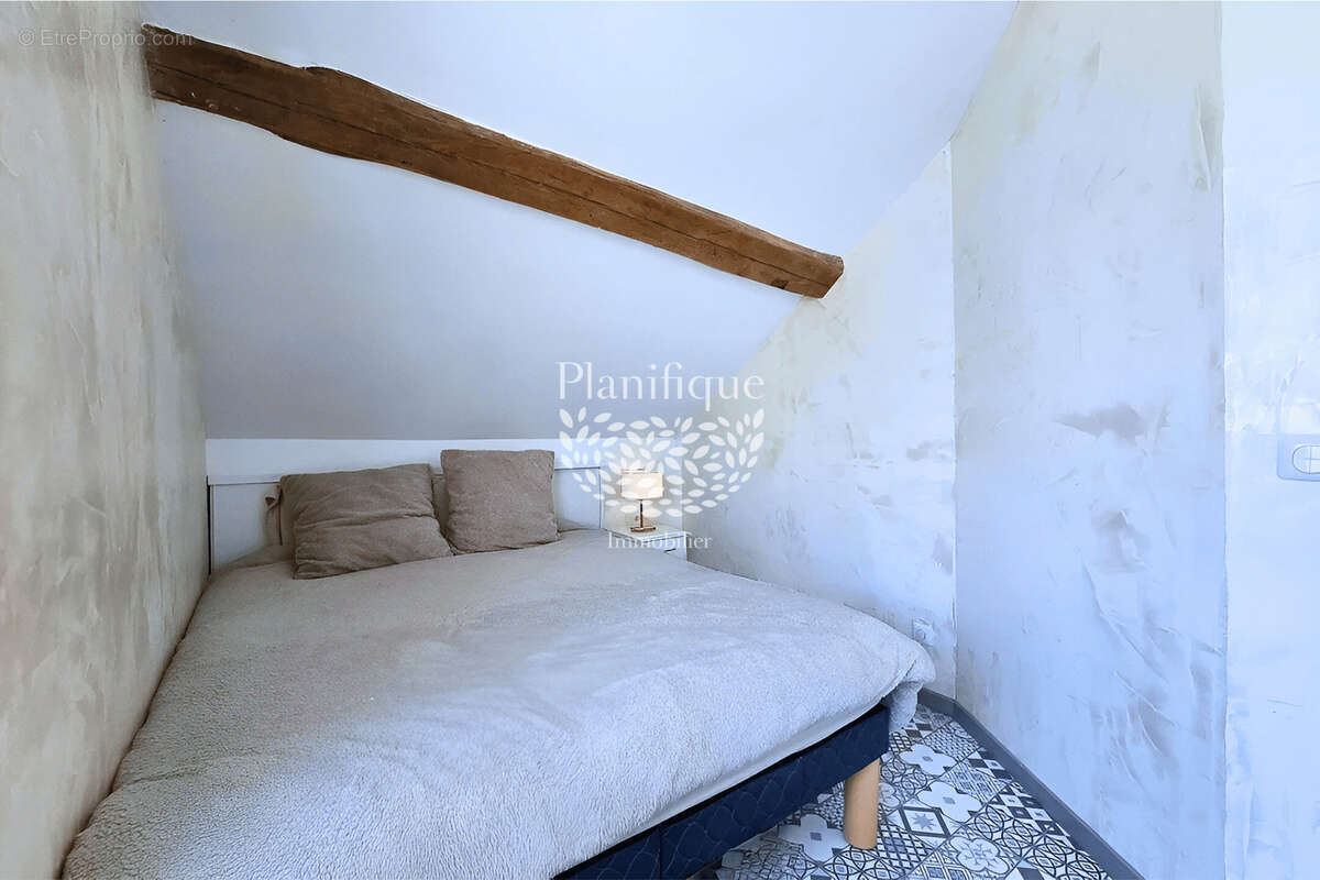 Appartement à PERON